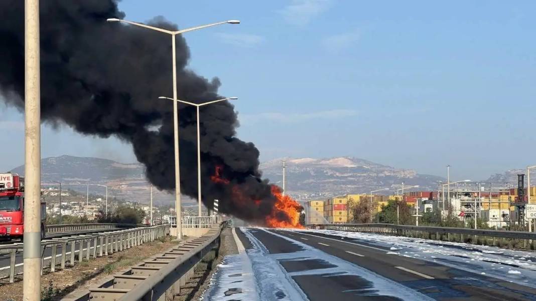 Mersin’de Mazot Yüklü Tanker Alev Aldı: Gökyüzü Siyaha Büründü! 3